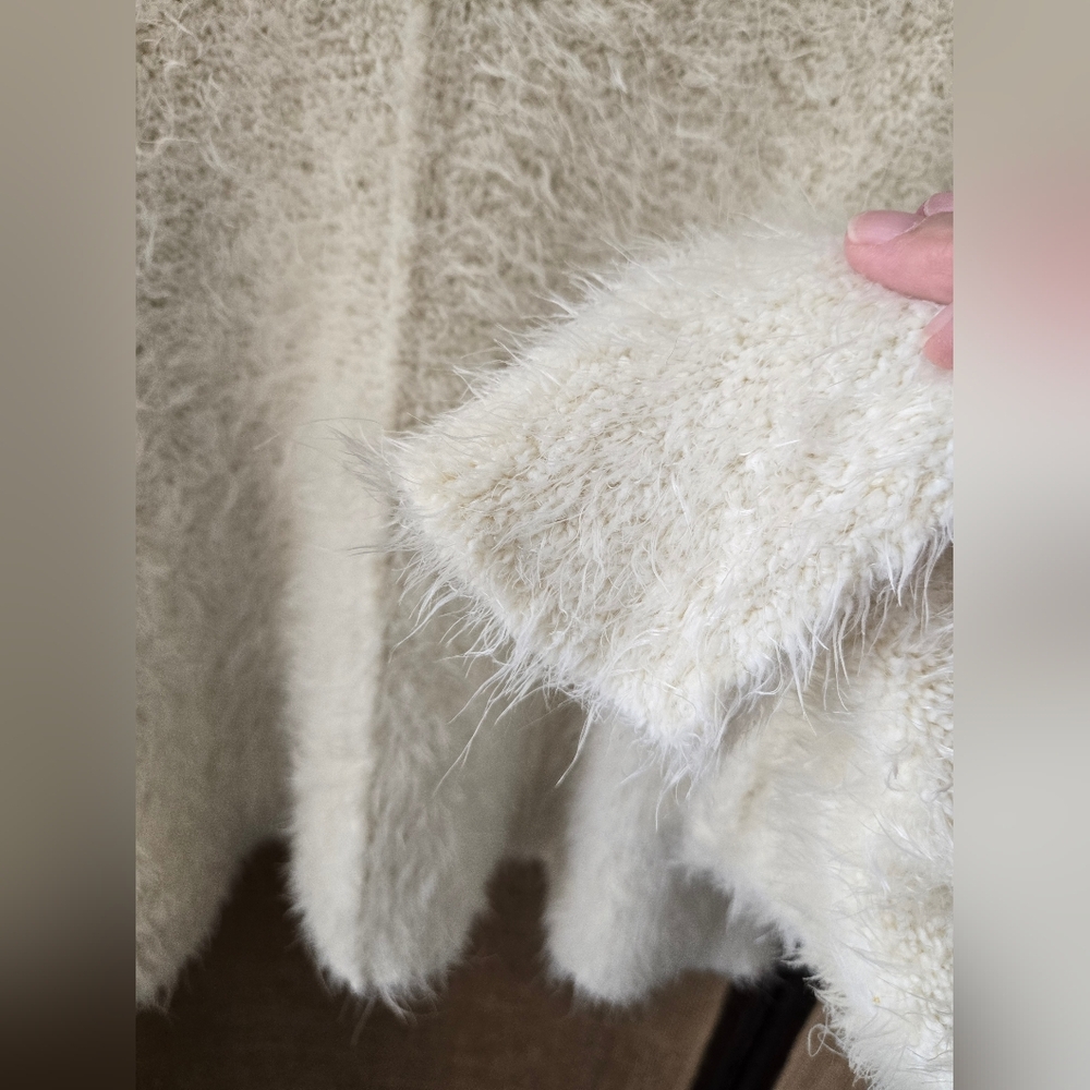 Free People Women's Cozy White Fuzzy Soft V-Neck Sweater NWOT Medium - Picture 3 of 10